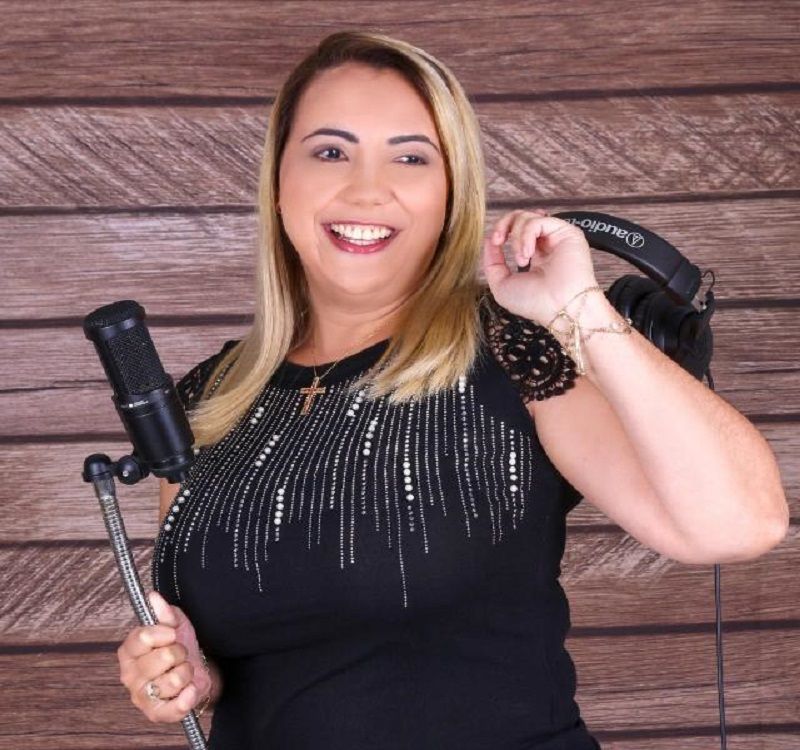 Paulinha Esteves - Locutora